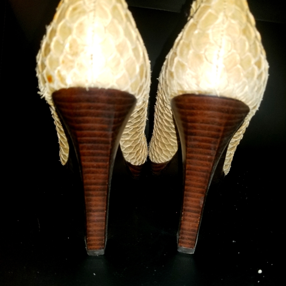 Tan, pumps, ostrich print or textured